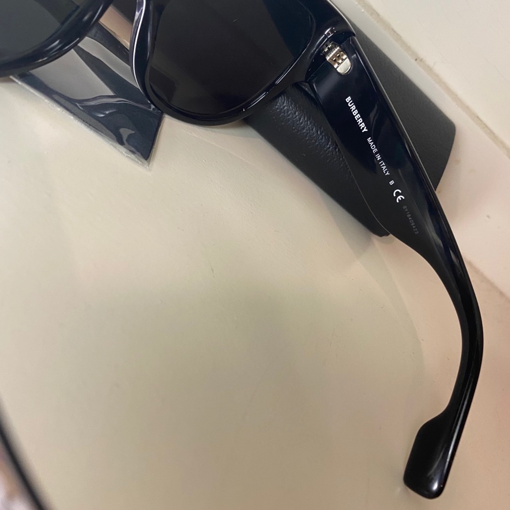 Sold❌Burberry 54mm Butterfly sunglasses 🔥 - Picture 15 of 16